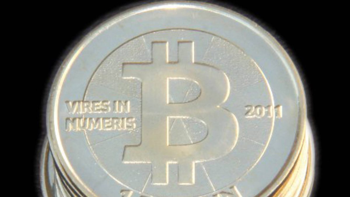 Bitcoin físico com 25 BTCs dentro é resgatado e vendido no mercado após 15 anos lacrado