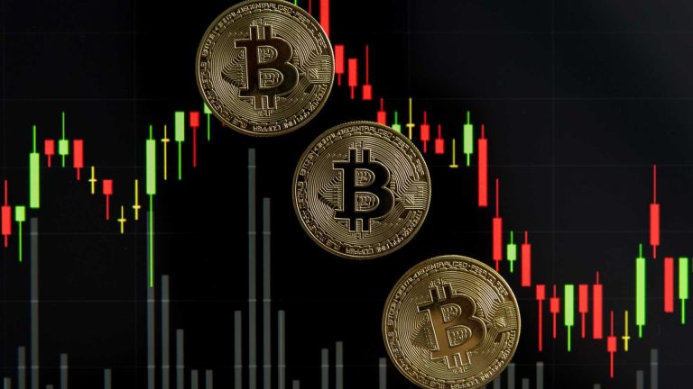 Bitcoin simbólico com gráfico de preços em sinal de queda CME Group lança contratos futuros de volatilidade do bitcoin com negociação contínua