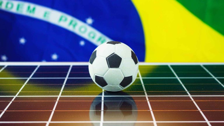Bola de futebol com bandeira do Brasil Movimento brasileiro Juntos Por Cripto se une para ver o Jogo do Brasil com Open Bar e Food em São Paulo