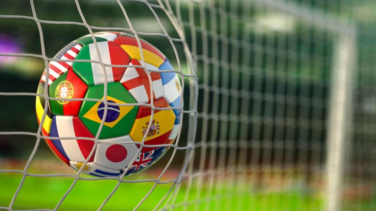 Bola de futebol com bandeira dos países em destaque, Brasil, Argentina, França e Copa do Mundo