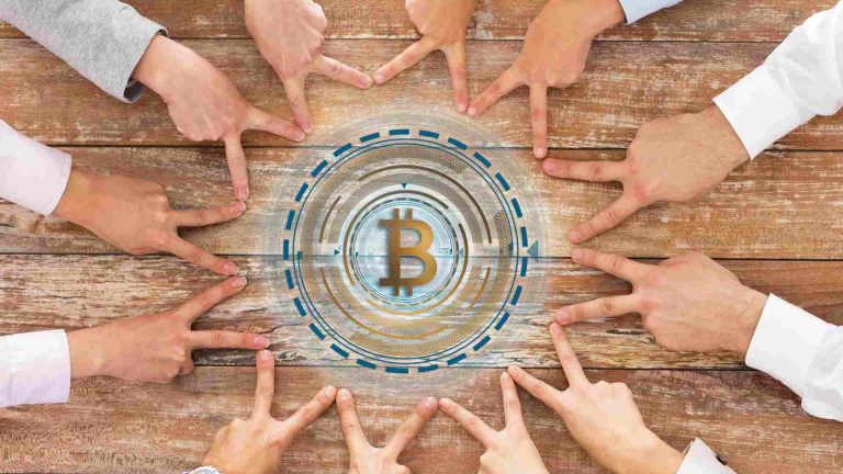 Comunidade com bitcoin em destaque Artigo brasileiro sobre criptomoeda da periferia contra tecnofeudalismo vence prêmio internacional