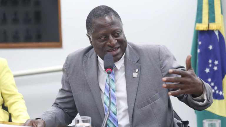 Kayo Magalhães / Câmara dos Deputados Deputado aponta crise diplomática com tarifaço dos Estados Unidos e questiona segurança do mercado de criptomoedas e Pix