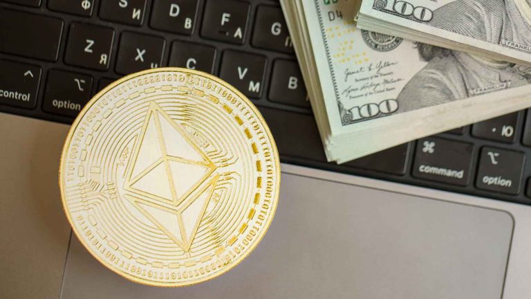 Ethereum com Dólar sobre teclado Taiko