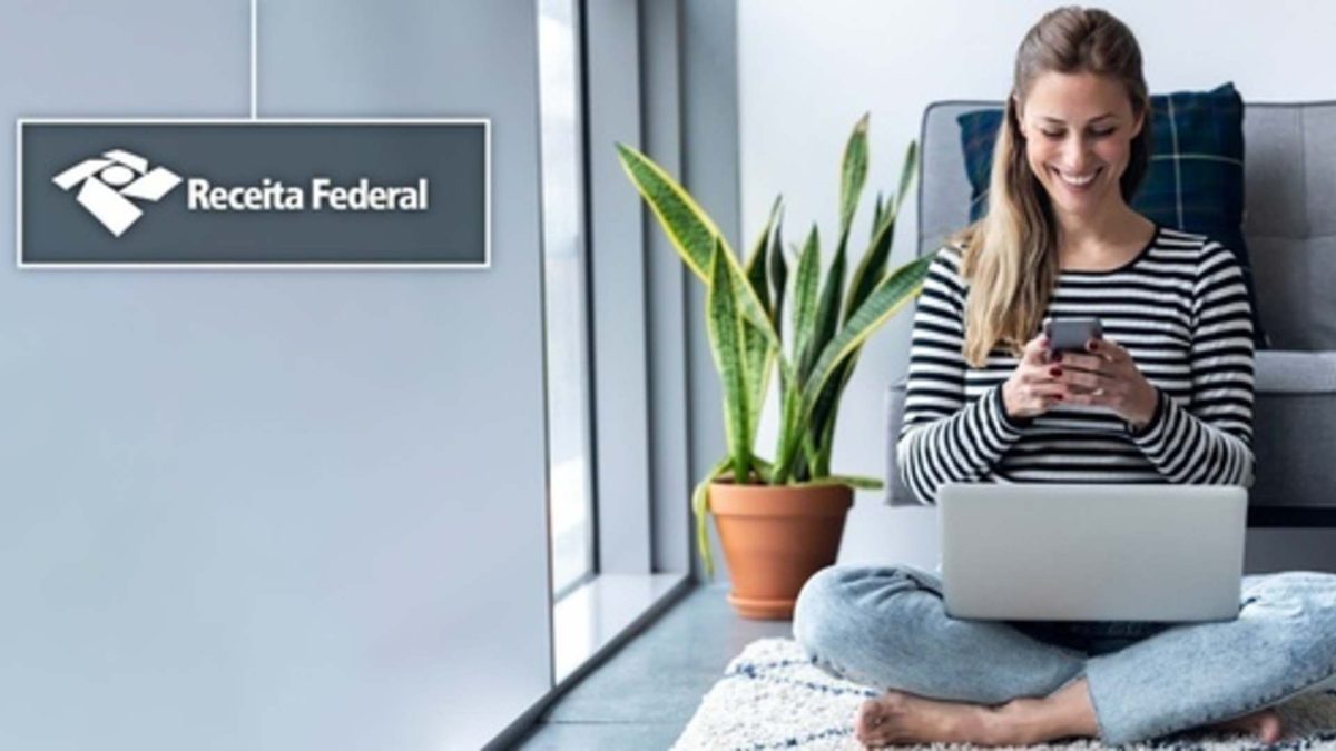 Foto de mulher mexendo em app com símbolo da RFB Receita Federal do Brasil