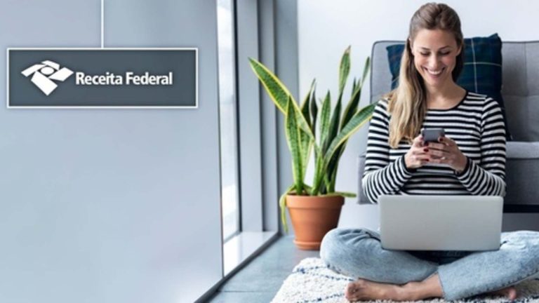 Foto de mulher mexendo em app com símbolo da RFB Receita Federal do Brasil