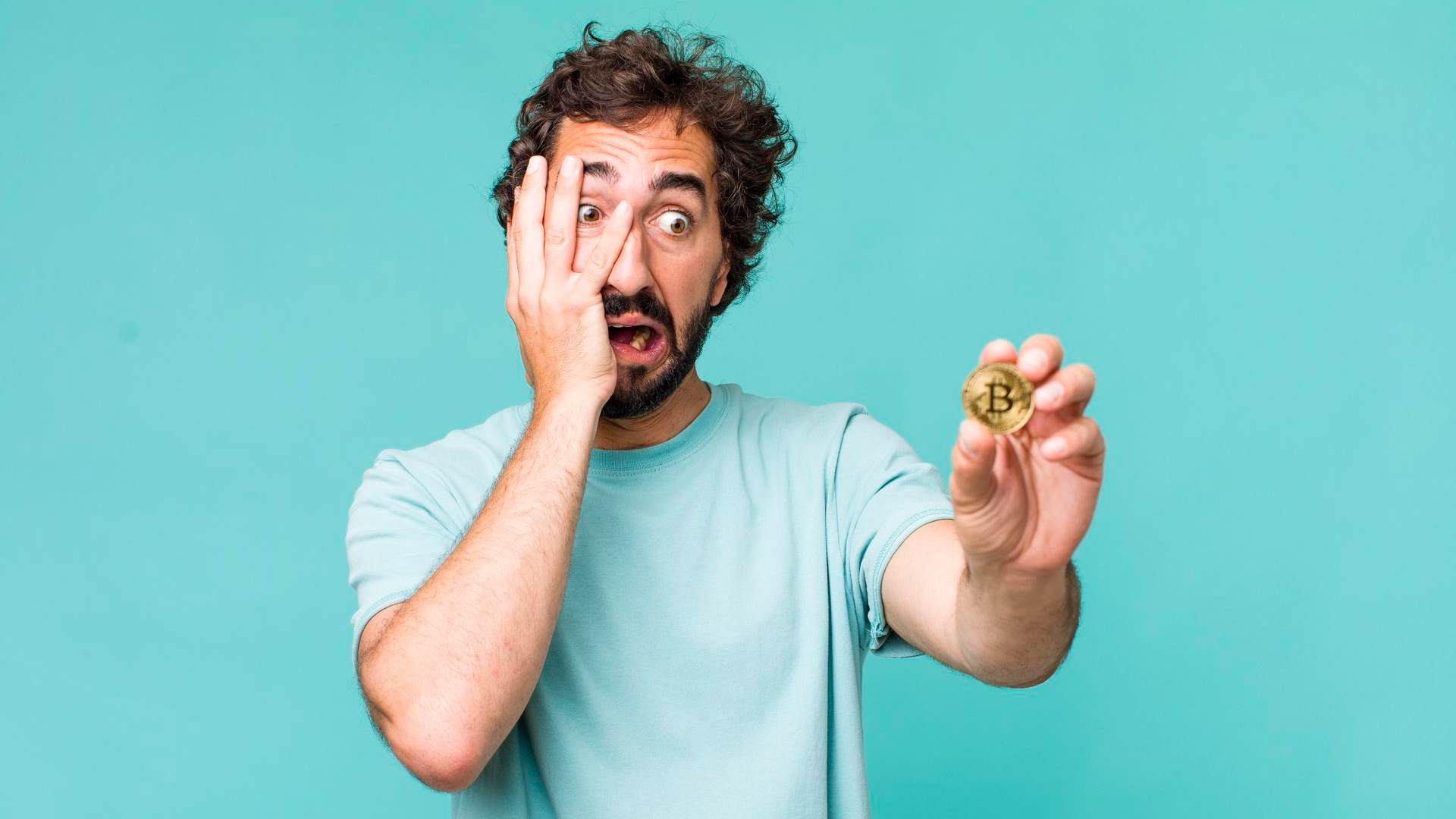Homem preocupado com bitcoin na mão