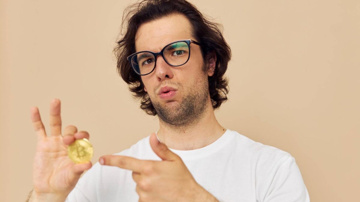 Homem preocupado com fraude em bitcoin Conselheiro financeiro vira alvo da Justiça dos Estados Unidos por esquema de pirâmide