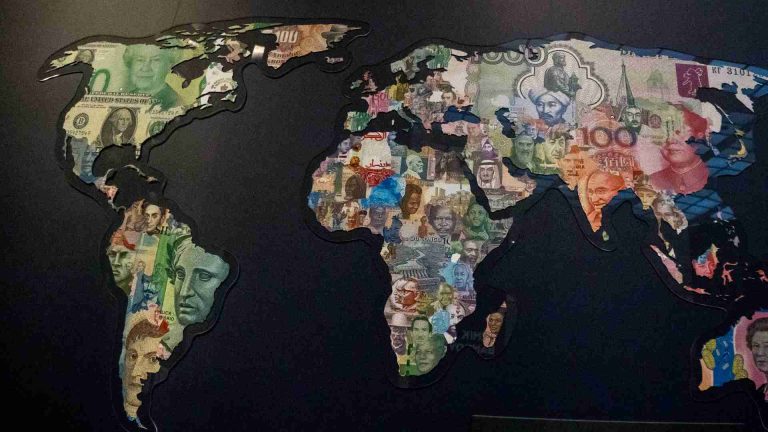 Mapa mundial com símbolo de dinheiro nos países