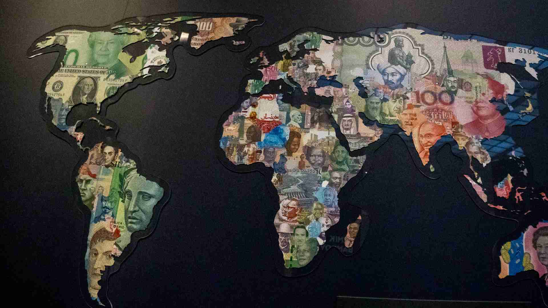 Mapa mundial com símbolo de dinheiro nos países