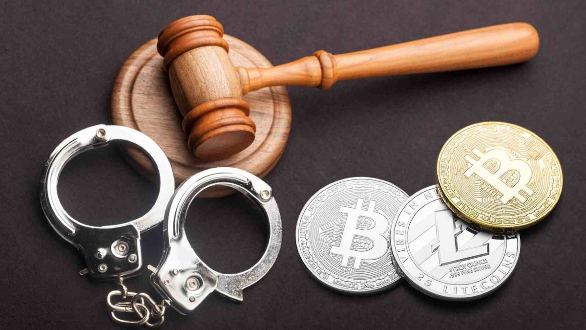 Martelo da justiça, algemas e criptomoedas ao lado, bitcoin e litecoin Investidor que perdeu bitcoins na Nui Social terá caso julgado pela Vara Criminal de São Paulo, determina STJ