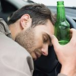 Motorista bêbado no volante Projeto de lei autoriza bloqueio de criptomoedas de motoristas embriagados no Brasil