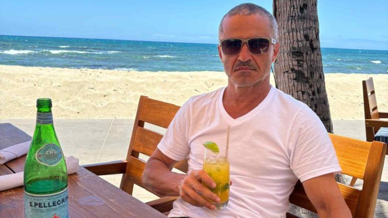 Pedro Cerize tomando um drink em uma praia "Bitcoin perder para Ibovespa em aposta pública significa que moeda digital está barata demais", diz especialista
