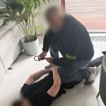 Golpista de criptomoedas sendo preso
