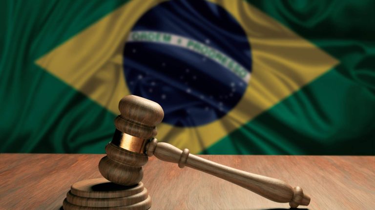 Bandeira do Brasil com martelo da justiça em destaque