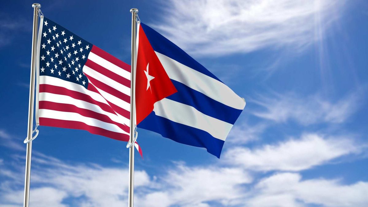 Bandeira dos Estados Unidos e de Cuba em destaque