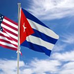 Bandeira dos Estados Unidos e de Cuba em destaque