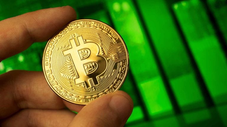 Bitcoin em destaque com gráfico verde ao fundo Bitcoin.com.br é lançado pela OranjeBTC com o objetivo de ser o maior hub sobre Bitcoin do Brasil