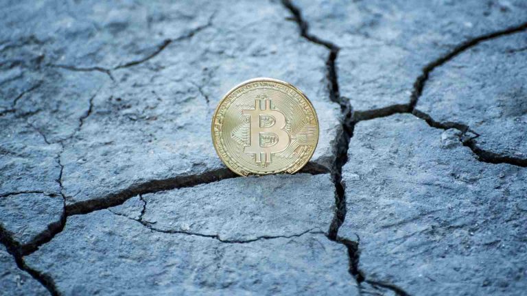 Bitcoin em estrutura rachada no chão Brasileiros acompanham chegada de novo fork, mas bilionário Michael Saylor diz que "Bitcoin tem 110 problemas antes de se preocupar com spam",