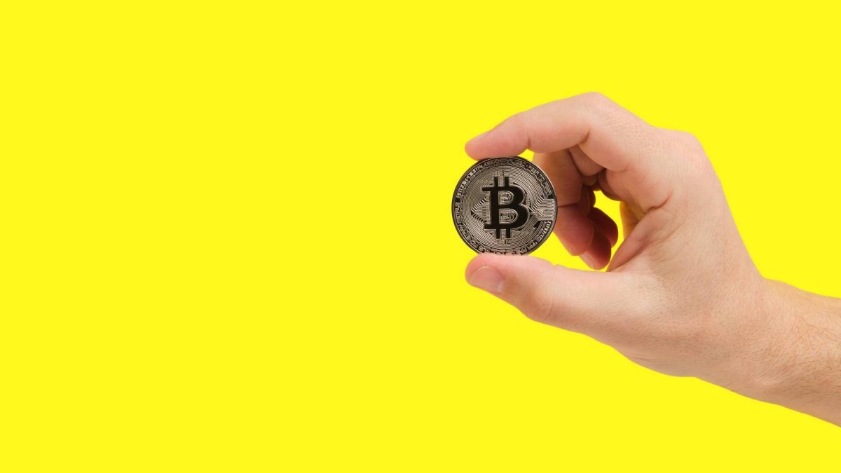 Bitcoin em preto com fundo amarelo