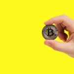 Bitcoin em preto com fundo amarelo