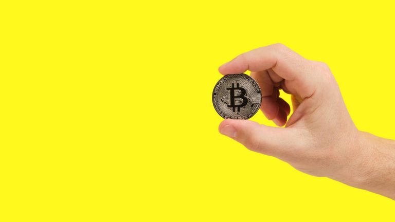 Bitcoin em preto com fundo amarelo