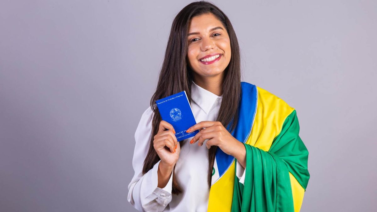 Brasileira com carteira de trabalho na mão
