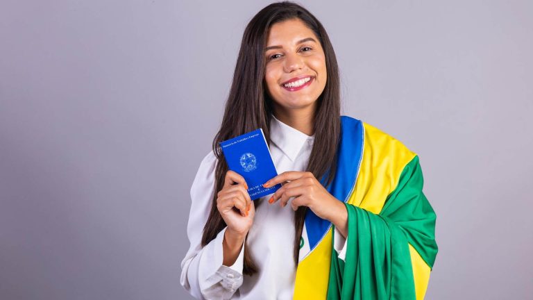 Brasileira com carteira de trabalho na mão