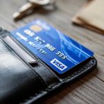 Cartão Visa em carteira preta com fundo ofuscado Visa lança plataforma para emissão e gestão de stablecoins