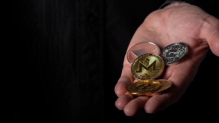 Criptomoedas na mão de pessoa Evento nacional de recuperação de ativos foca em estratégias de criptomoedas para autoridades brasileiras