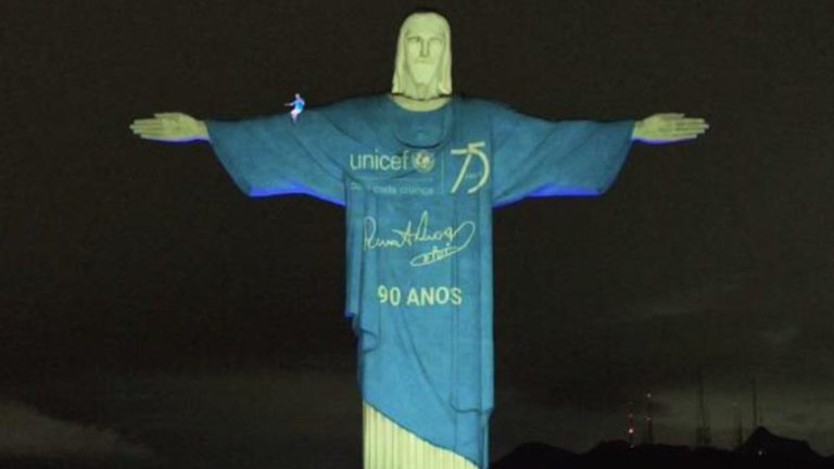 Cristo Redentor com imagem da UNICEF no Rio de Janeiro