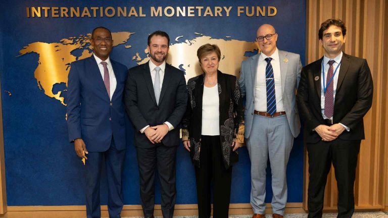 Autoridades do FMI e brasileiras se reuniram em abril de 2026 durante encontros anuais (IMF Photo/Joshua Roberts) FMI elogia o Pix do Banco Central do Brasil em novo relatório que destaca regulação das criptomoedas no país