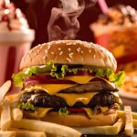 Foto de lanche com fritas e acompanhamentos em destaque Binance apoia McDia Feliz: exchange junta-se à maior campanha social do Brasil