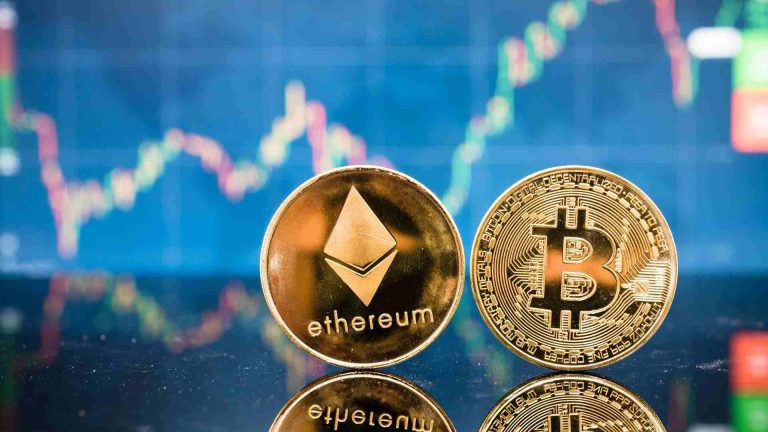 Gráfico ao fundo com bitcoin e ethereum na frente
