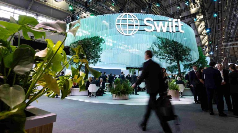 Logo do SWIFT, sistema de pagamentos mundial criptomoedas pagamentos