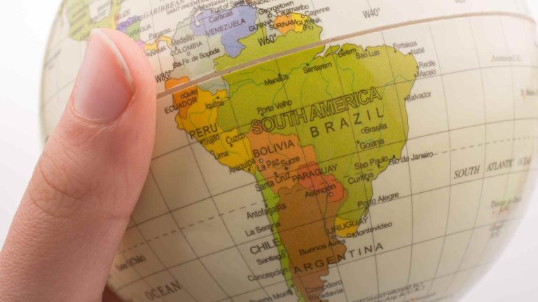 Mapa da América Latina com foco no Brasil e na Argentina