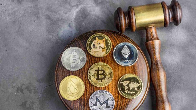 Martelo da justiça com criptomoedas e bitcoin próximas Ferramentas de rastreio de Bitcoin enfrentam questionamentos sobre validade jurídica no Brasil, veja o que dizem especialistas
