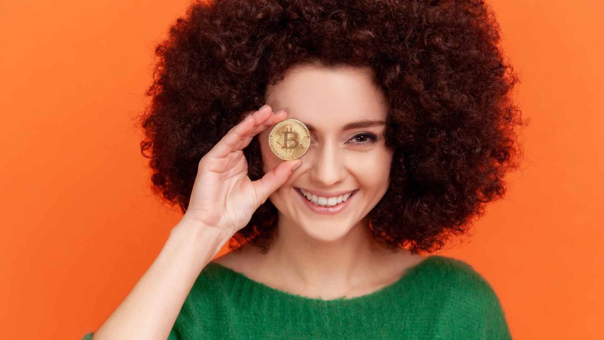 Mulher com bitcoin nos olhos