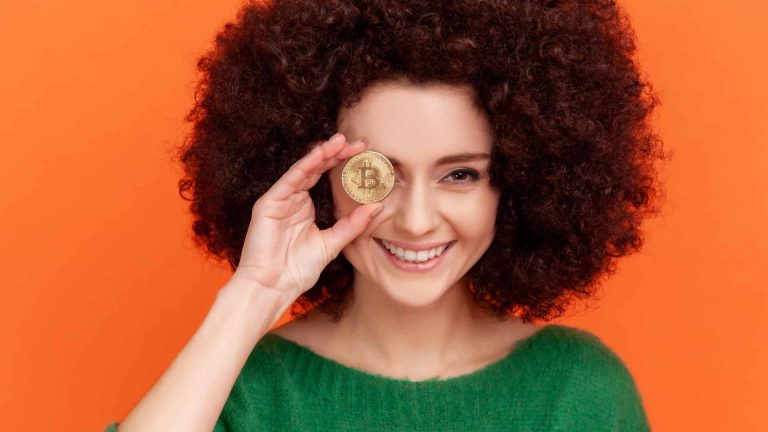 Mulher com bitcoin nos olhos