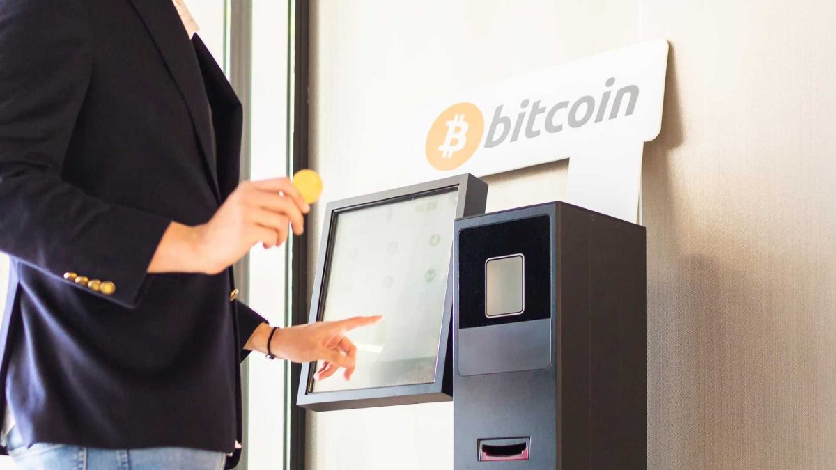 Mulher em quiosque de bitcoin