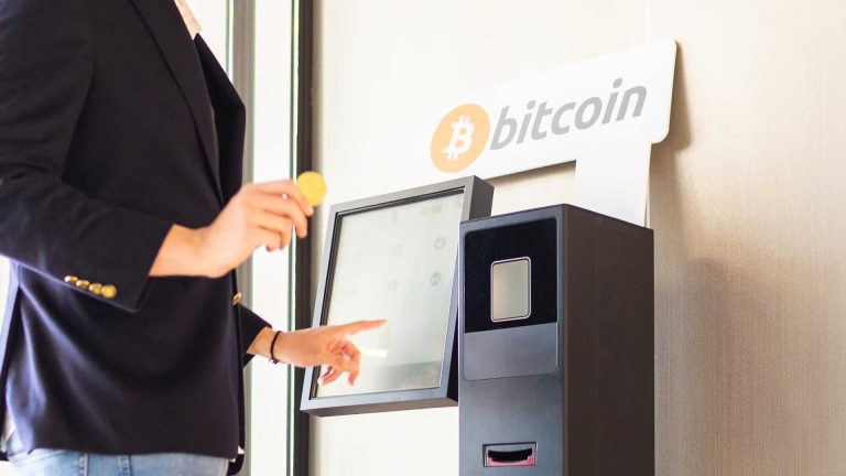 Mulher em quiosque de bitcoin