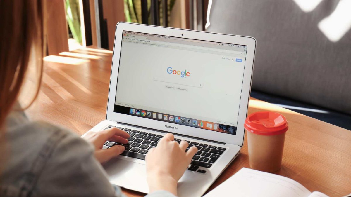 Mulher mexendo em computador com tela no Google