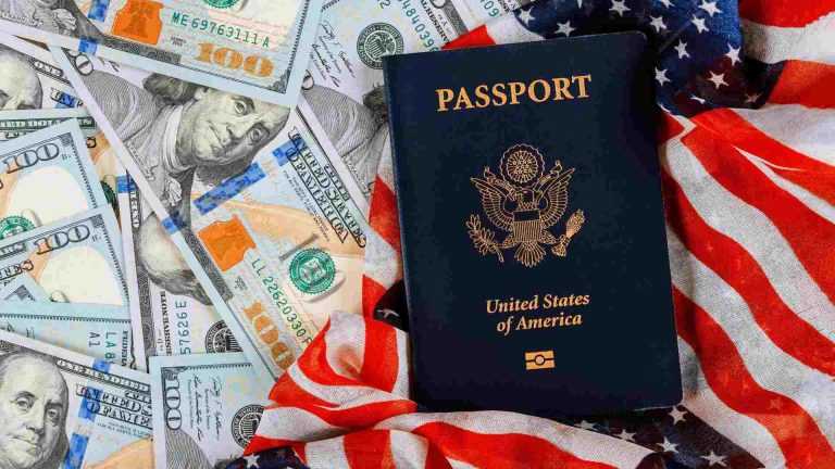 Passaporte com dólar próximo e bandeira dos EUA ao fundo