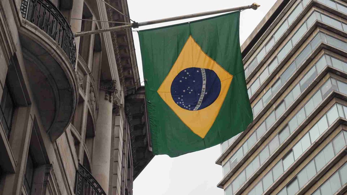 Prédio com bandeira do Brasil pendurada