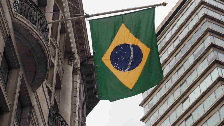 Prédio com bandeira do Brasil pendurada