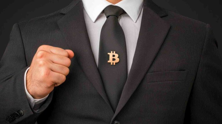 Advogado com bitcoin em destaque na gravata OAB atualiza tabela de honorários e fixa piso de R$ 50 mil para consultoria em bitcoin e blockchain em RR