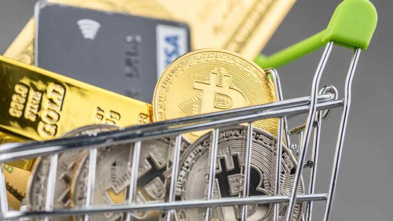 Carrinho com bitcoin, ouro e cartão em destaque