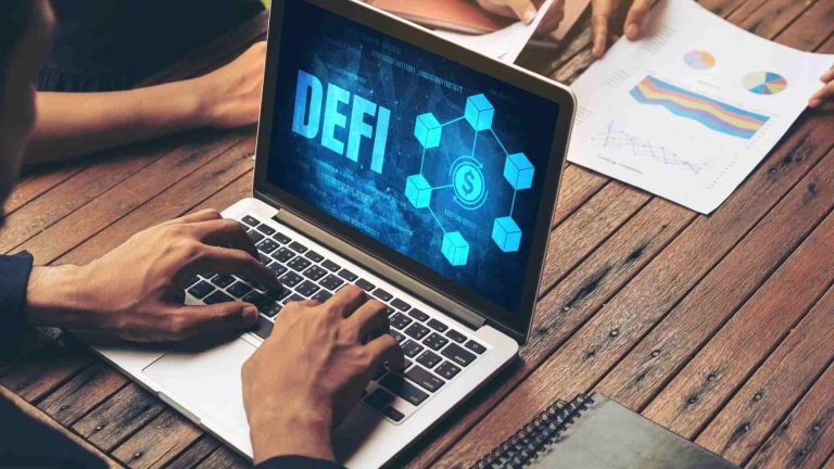 Computador com nome DeFi Analistas do BTG Pactual divulgam as tendências de DeFi do primeiro semestre de 2026