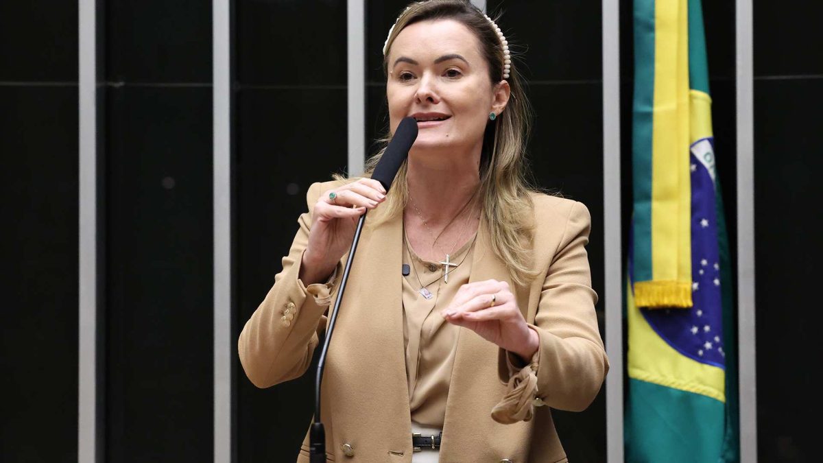 Julia Zanatta apresenta decreto de sustação em defesa do mercado de criptomoedas contra saques após 24h criadas pelo Ban