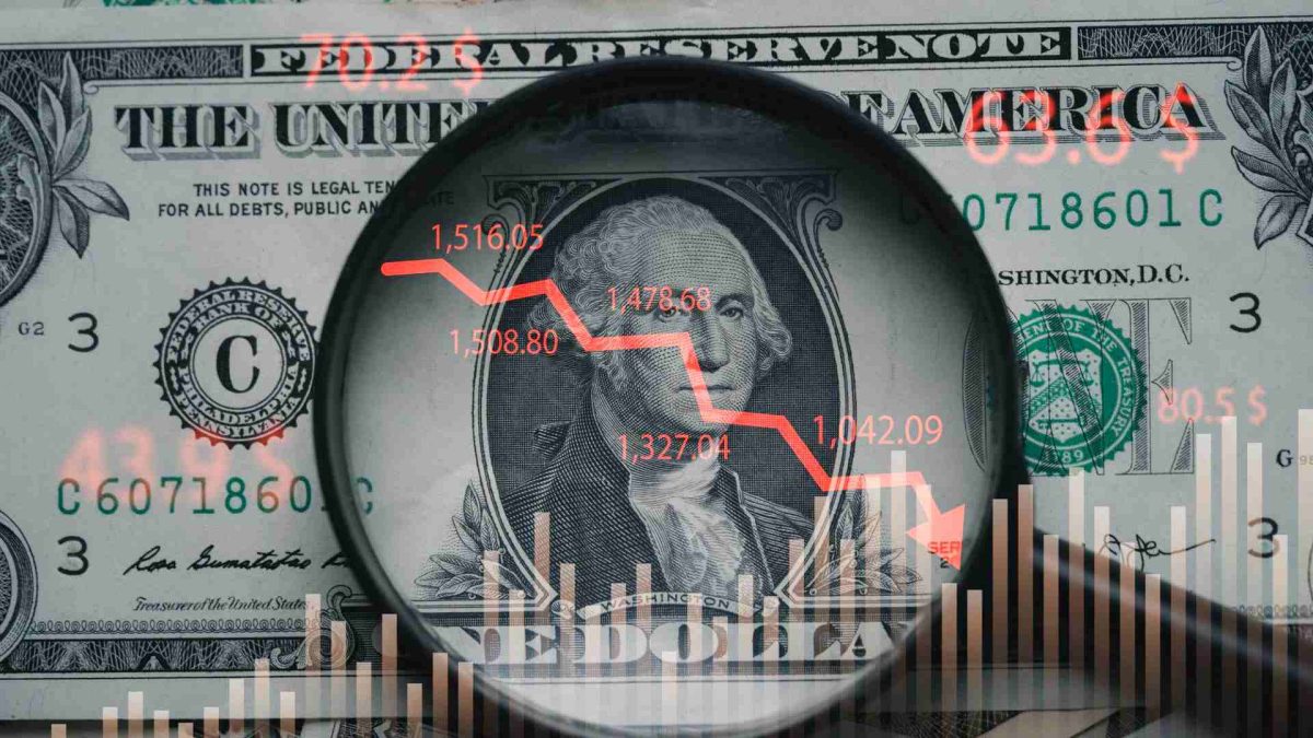 Dólar com gráfico de queda