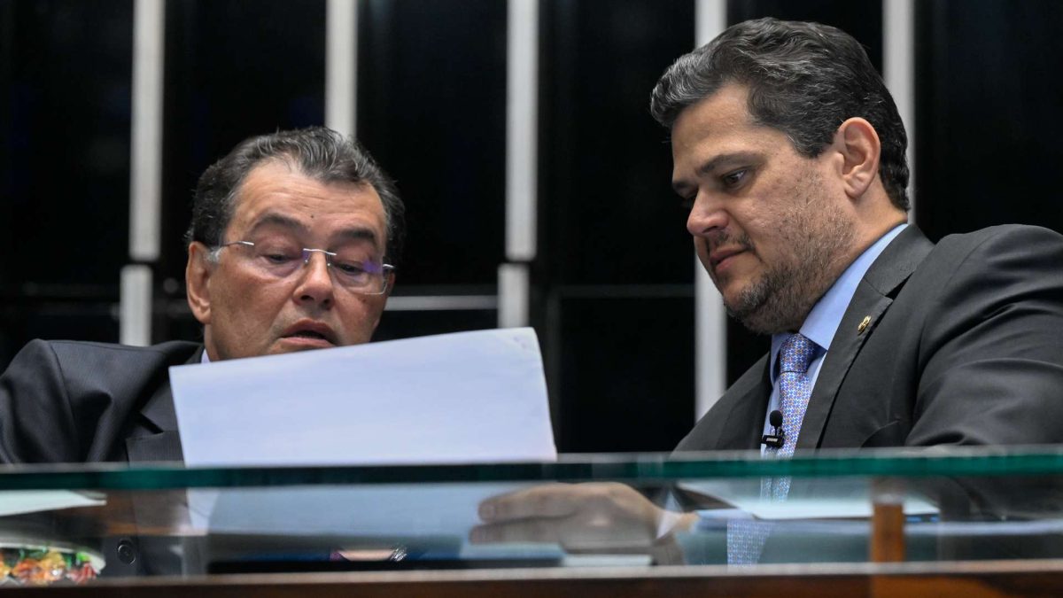 Mesa: senador Eduardo Braga (MDB-AM); presidente do Senado Federal, senador Davi Alcolumbre (União-AP). (Foto: Carlos Moura/Agência Senado)
